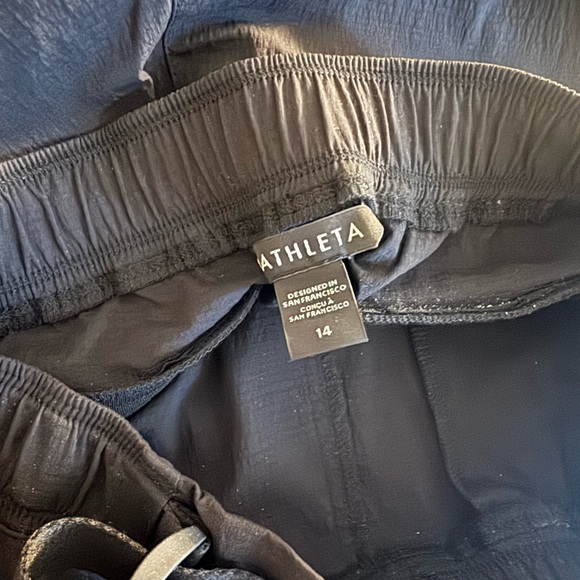 Athleta Trekkie Convertible Hike Pant black zip off to capri and shorts - Picture 4 of 5